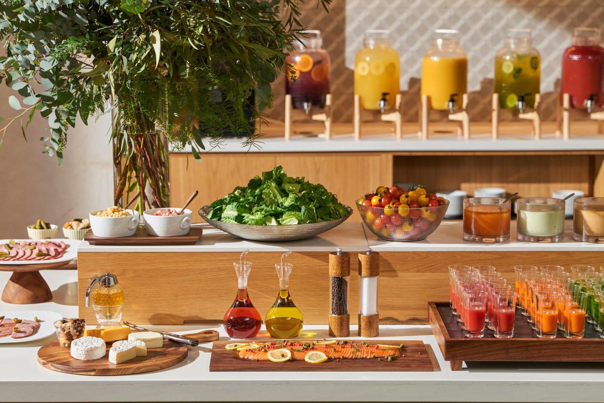 Omo7 Osaka By Hoshino Resorts מראה חיצוני תמונה A salad bar